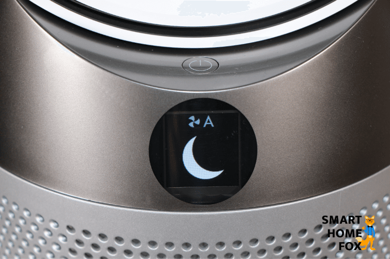 Das LED-Display des Dyson Pure Hot and Cool HP04 Luftreinigers zeigt den Mond für den aktivierten Nachtmodus